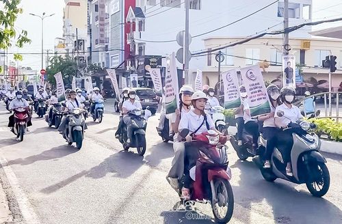 Sau lễ phát động, các lực lượng diễu hành trên địa bàn phường Tân Thành nhằm lan tỏa thông điệp chung tay hành động, đẩy lùi nạn nghiện nicotine và thuốc lá.