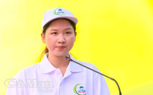  Em Mã Hải Yến, sinh viên Trường Cao đẳng Y tế Cà Mau, chia sẻ thông điệp "nói không với thuốc lá" tại lễ phát động.