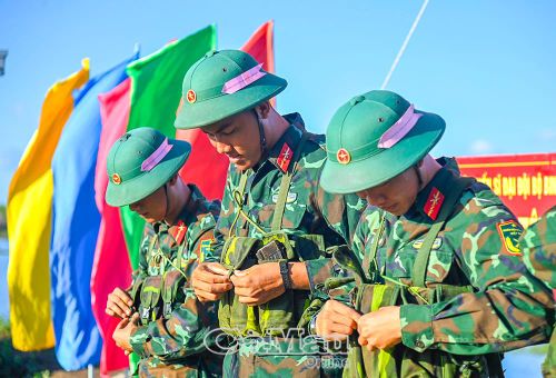 Các chiến sĩ mới chuẩn bị nội dung bắn súng tiểu liên AK bài 1.