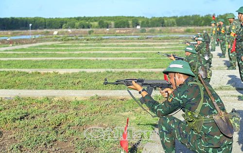 Các chiến sĩ mới thực hiện tốt yếu lĩnh động tác các bài bắn.