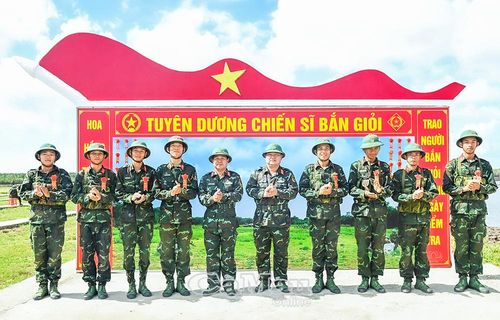 Thượng tá Hồ Hoàng Nam, Trung đoàn trưởng và Thượng tá Võ Chí Nguyện, Chính ủy Trung đoàn 894, trao “hoa bắn giỏi” tặng chiến sĩ mới.