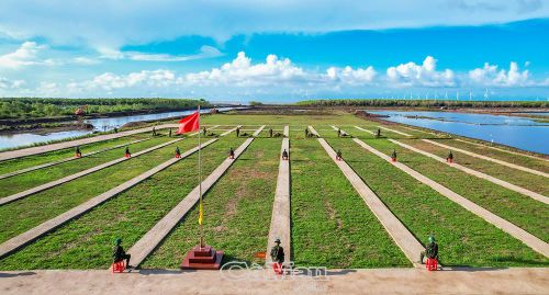 Quang cảnh kiểm tra bắn đạn thật của chiến sĩ mới.
