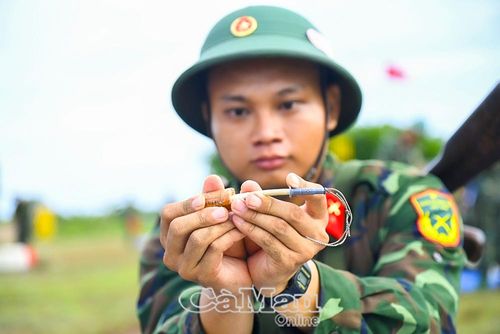 Chiến sĩ mới thực hành tra lắp đồ dùng gây nổ.