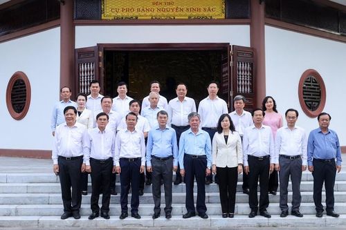 Thủ tướng Lê Minh Hưng và Đoàn công tác tại Khu di tích Nguyễn Sinh Sắc (phường Cao Lãnh, tỉnh Đồng Tháp). Ảnh: CP