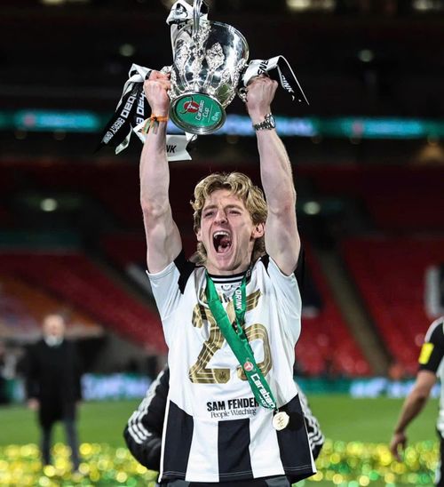 Anthony Gordon từng góp công giúp Newcastle giành chức vô địch Carabao Cup lịch sử mùa giải 2024/2025 sau 70 năm chờ