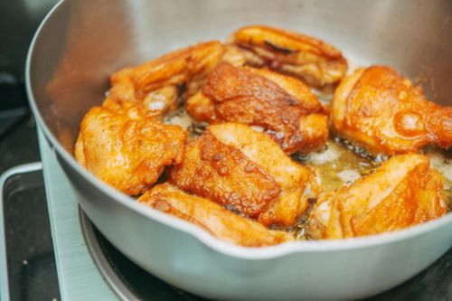 Nên hạn chế ăn thịt gà được chế biến theo cách chiên rán
