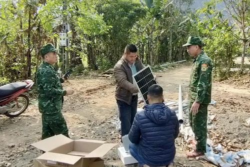  Cán bộ, chiến sỹ Đồn Biên phòng Đức Long phối hợp lắp bộ đèn sử dụng năng lượng mặt trời tại xóm biên giới Bản Mới, xã Đức Long. 