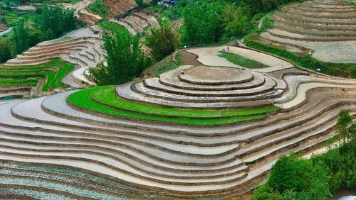  Ruộng bậc thang được người dân tạo dựng men theo sườn dốc để tận dụng quỹ đất hẹp và địa hình dốc của vùng cao. Cách canh tác này không chỉ giúp dẫn nước từ trên cao xuống từng khoảnh ruộng một cách tự nhiên, tạo nên hệ thống tưới tiêu phù hợp với địa hình miền núi, mà còn góp phần nâng cao năng suất sản xuất nông nghiệp. 