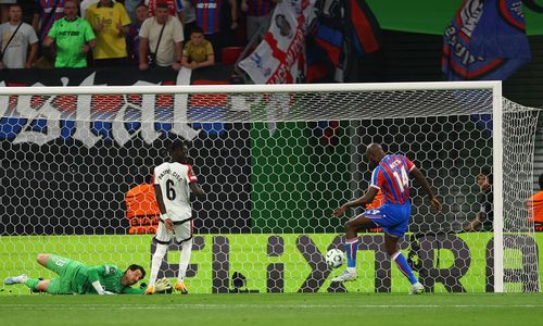 Khoảnh khắc Mateta ghi bàn giúp Crystal Palace thắng Rayo Vallecano 1-0. (Ảnh: Reuters)