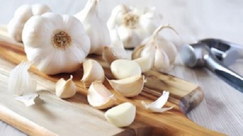Nếu không thích mùi tỏi nồng, bạn có thể chọn tỏi vỏ trắng khi nấu ăn.