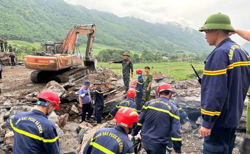 Sau khi xảy ra vụ sạt lở, lực lượng chức năng khẩn trương triển khai công tác cứu hộ, cứu nạn và làm rõ nguyên nhân sự việc. (Ảnh: Công an Thanh Hóa)