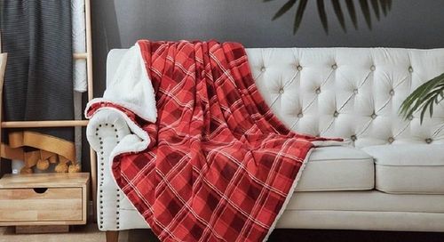 Trong phòng điều hòa của người già nên để một chiếc khăn mỏng.