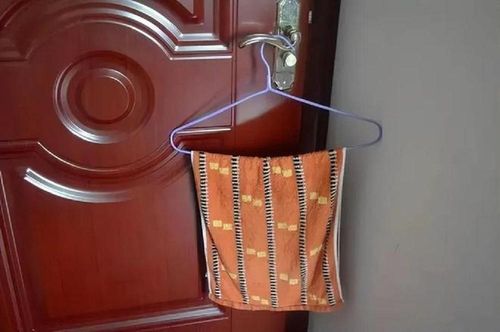 Bạn có thể treo chiếc khăn ướt ở cửa ra vào phòng bật điều hòa.