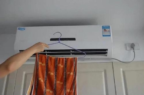  Chiếc khăn ướt có tác dụng như một máy tạo ẩm.