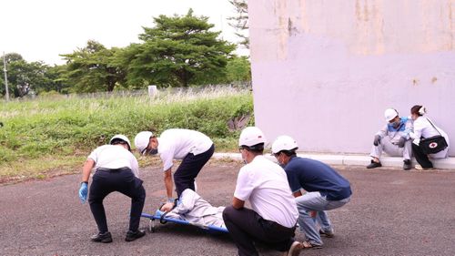 Vận chuyển, sơ cứu công nhân bị ngạt khí Clo.