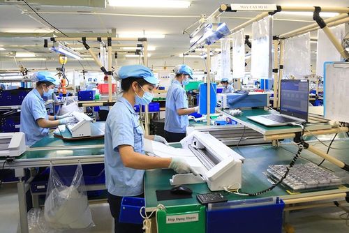 Sản xuất linh kiện điện tử tại Công ty TNHH Rhythm Precision Việt Nam (Khu công nghiệp Nội Bài). Ảnh: Quang Thái