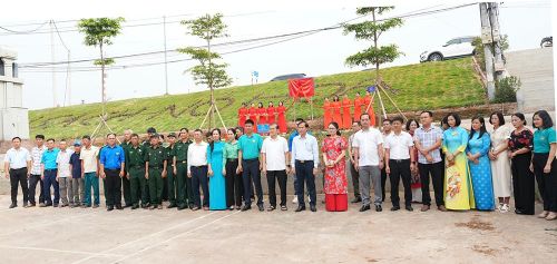 Tuyến đê “Xanh – Sạch – Nở hoa” tại xã Sơn Đồng. Ảnh: SĐ