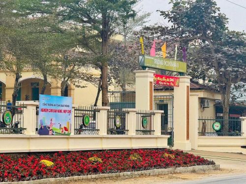 Những bông hoa khoe sắc dưới tán cây xanh ở xã Yên Bài. Ảnh: YB