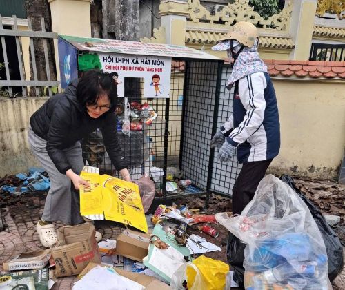 Thu gom rác thải, đảm bảo vệ sinh môi trường, giữ sạch thôn xóm tại xã Hát Môn. Ảnh: HM