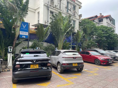 Trạm sạc xe điện tại Chung cư 1A-Vinaconex 7, 136 Hồ Tùng Mậu, phường Phú Diễn chưa đáp ứng được nhu cầu của các hộ dân. Ảnh: Hiền Phương.
