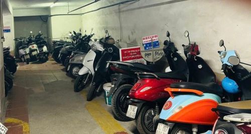 Khu vực bố trí sạc xe điện tại chung cư Trung tâm thương mại Đức Thành Xala, phường Hà Đông còn quá ít so với nhu cầu của cư dân. Ảnh: Hiền Phương.