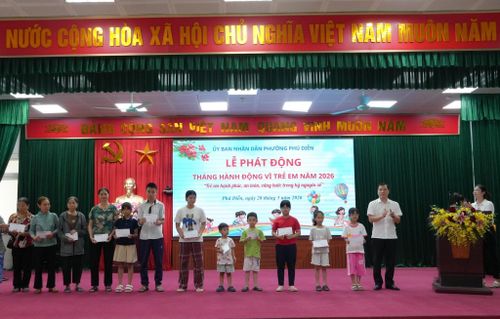 Lãnh đạo phường Phú Diễn trao quà tới trẻ em có hoàn cảnh khó khăn trên địa bàn nhân Tháng hành động vì trẻ em năm 2026.