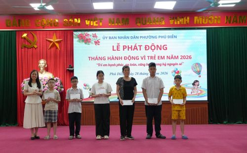 Chủ tịch Ủy ban MTTQ Việt Nam phường Phú Diễn Trần Thị Hồng Hạnh trao quà cho trẻ em có hoàn cảnh khó khăn trên địa bàn