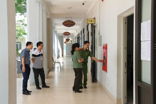 Lực lượng công an xã Mỹ Đức kiểm tra công tác đảm bảo PCCC tại điểm thi trường THCS Đại Hưng. Ảnh: VB