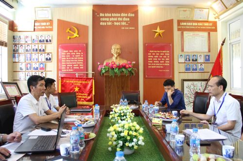 Đoàn công tác của UBND xã Mỹ Đức làm việc với đại diện điểm thi tại trường THPT Mỹ Đức A. Ảnh: VB