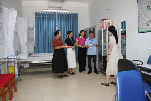 Giám đốc Trạm Y tế xã Mỹ Đức Đinh Ngọc Lương (áo xanh) kiểm tra khu vực y tế tại điểm thi trường THCS Đại Hưng. Ảnh: VB