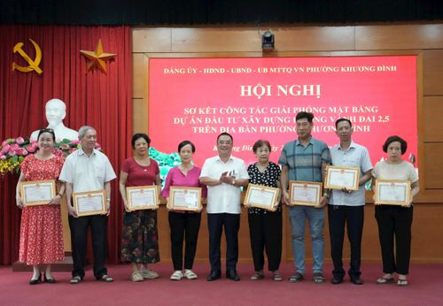 Lãnh đạo phường Khương Đình trao tặng Giấy khen cho các hộ gia đình, cá nhân có nhiều đóng góp trong công tác GPMB dự án đường Vành đai 2,5 trên địa bàn phường. Ảnh: Hồng Thái