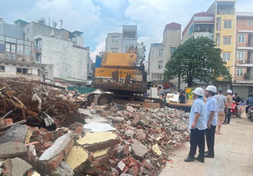 Bí thư Đảng ủy, Chủ tịch HĐND phường Khương Đình Võ Đăng Dũng và Phó Bí thư Đảng ủy, Chủ tịch UBND phường Khương Đình Nguyễn Sỹ Đoàn chỉ đạo trực tiếp tại hiện trường Dự án đường Vành đai 2,5 đoạn từ Nguyễn Trãi (Quốc lộ 6) đến Đầm Hồng. Ảnh: KĐ