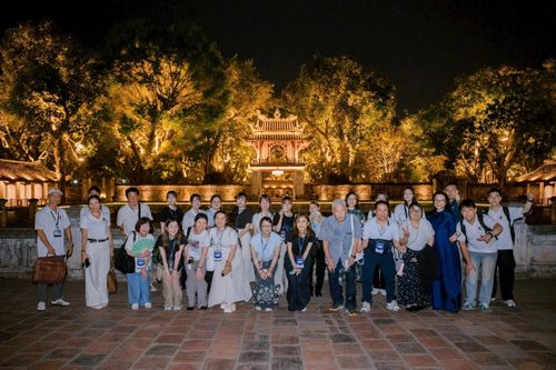 Tour đêm Văn Miếu là sản phẩm du lịch độc đáo của Hà Nội, góp phần thúc đẩy kinh tế đêm của Thủ đô. Ảnh: