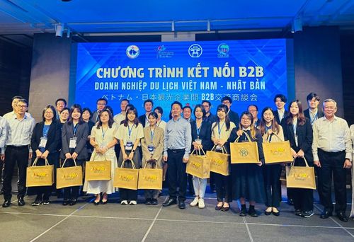 Lãnh đạo Sở Du lịch Hà Nội tặng quà cho các doanh nghiệp Nhật Bản tham dự chương trình B2B. Ảnh: Hoàng Lân.