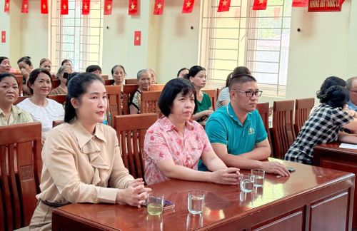 Hội Nông dân xã Nam Phù liên tục tổ chức các buổi tập huấn chuyển đổi số cho nông dân. Ảnh: Văn Bình