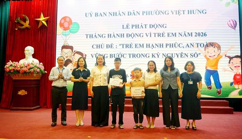 Lãnh đạo phường Việt Hưng và các nhà hảo tâm trao tặng kinh phí đỡ đầu cho các cháu có hoàn cảnh khó khăn. Ảnh: B.Duy