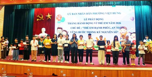 Lãnh đạo phường Việt Hưng trao quà động viên các cháu có hoàn cảnh khó khăn trên địa bàn. Ảnh: B.Duy