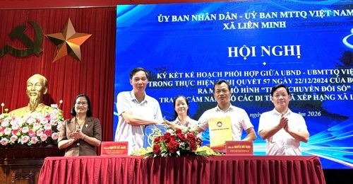 Chủ tịch UBND xã Nguyễn Quý Mạnh và Chủ tịch UBMTTQ xã Nguyễn Hữu Mạnh ký kết chương trình phối hợp giữa UBND và UBMTTQ xã thực hiện Nghị quyết 57. Ảnh: Kiều Thoan Thu