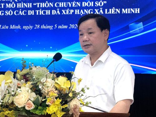 Đồng chí Nguyễn Tiến Toàn, Bí thư Đảng ủy, Chủ tịch HĐND xã, Trưởng Ban Chỉ đạo thực hiện Nghị quyết 57 của xã, phát biểu tại Hội nghị. Ảnh: Kiều Thoan Thu