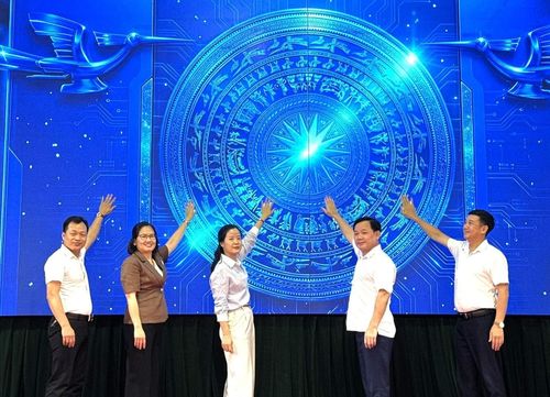 Đồng chí Đỗ Thị Luân - Phó Trưởng phòng Dữ liệu và Chính quyền số, Sở Khoa học và Công nghệ (thứ ba từ trái sang); Bí thư Đảng ủy xã Nguyễn Tiến Toàn (thứ hai từ phải sang); Phó Bí thư Thường trực Đảng ủy xã Nguyễn Thị Hường (thứ hai từ trái sang), cùng lãnh đạo xã ra mắt chuyên trang "Cẩm nang di tích số Liên Minh". Ảnh: Kiều Thoan Thu