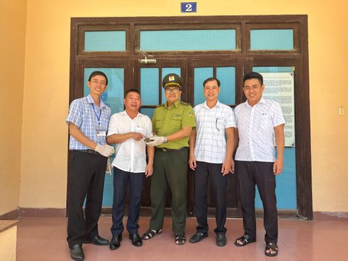 Lực lượng chức năng tiếp nhận cá thể rùa tại phường Thuận Hóa.