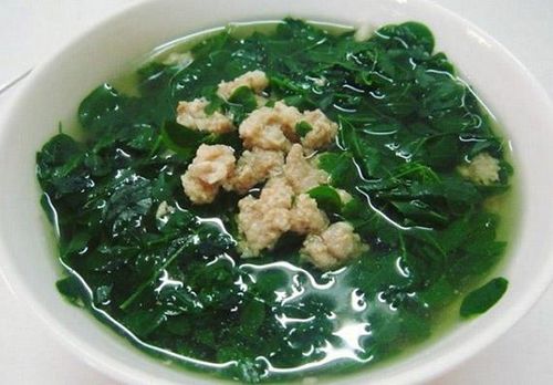 Canh rau ngót hỗ trợ giải nhiệt, bổ sung vitamin.