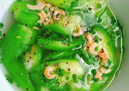 Canh mướp nấu tôm bù nước, thanh mát.