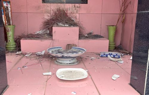 Hiện trường ngôi mộ ở nghĩa trang bị đập phá. Ảnh: Cơ quan Công an.