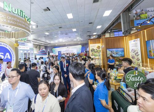 Đông đảo các đại biểu, chuyên gia, khách thăm quan trong nước và quốc tế tại triển lãm.