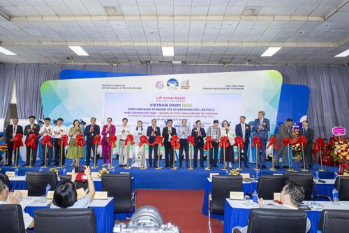 Các đại biểu cắt băng khai mạc triển lãm.