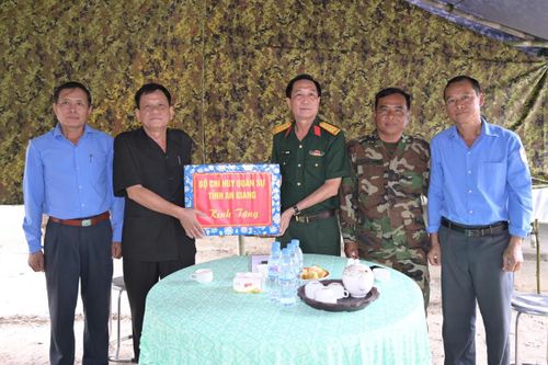 Đại tá Cao Minh Tâm - Phó Chính ủy Bộ CHQS tỉnh trao tặng quà Đội K93 trong chuyến công tác tại Campuchia tháng 5.2026.
