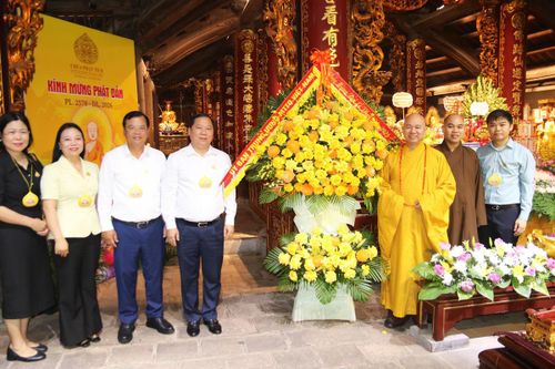 Phó Bí thư Thường trực Đảng ủy MTTQ, các đoàn thể Trung ương, Phó Chủ tịch UBTƯ MTTQ Việt Nam Nguyễn Phi Long tặng hoa chúc mừng Thượng tọa Thích Đức Thiện tại chùa Phật Tích. Ảnh: Tiến Đạt.