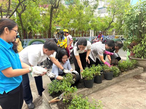 Sau Lễ phát động, cán bộ công chức, viên chức, người lao động và người dân trên địa bàn ra quân thực hiện những “góc phố xanh”. Ảnh: BTC.