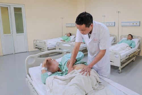 Bác sĩ thăm khám cho bệnh nhân 65 tuổi. Ảnh: BVCC.